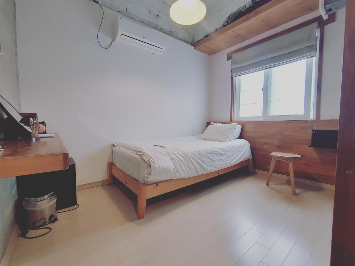 Good Day Mate Hostel Busan Bagian luar foto