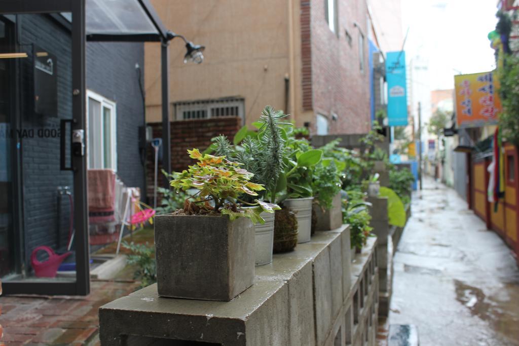 Good Day Mate Hostel Busan Bagian luar foto