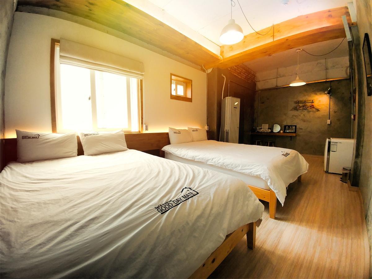 Good Day Mate Hostel Busan Bagian luar foto